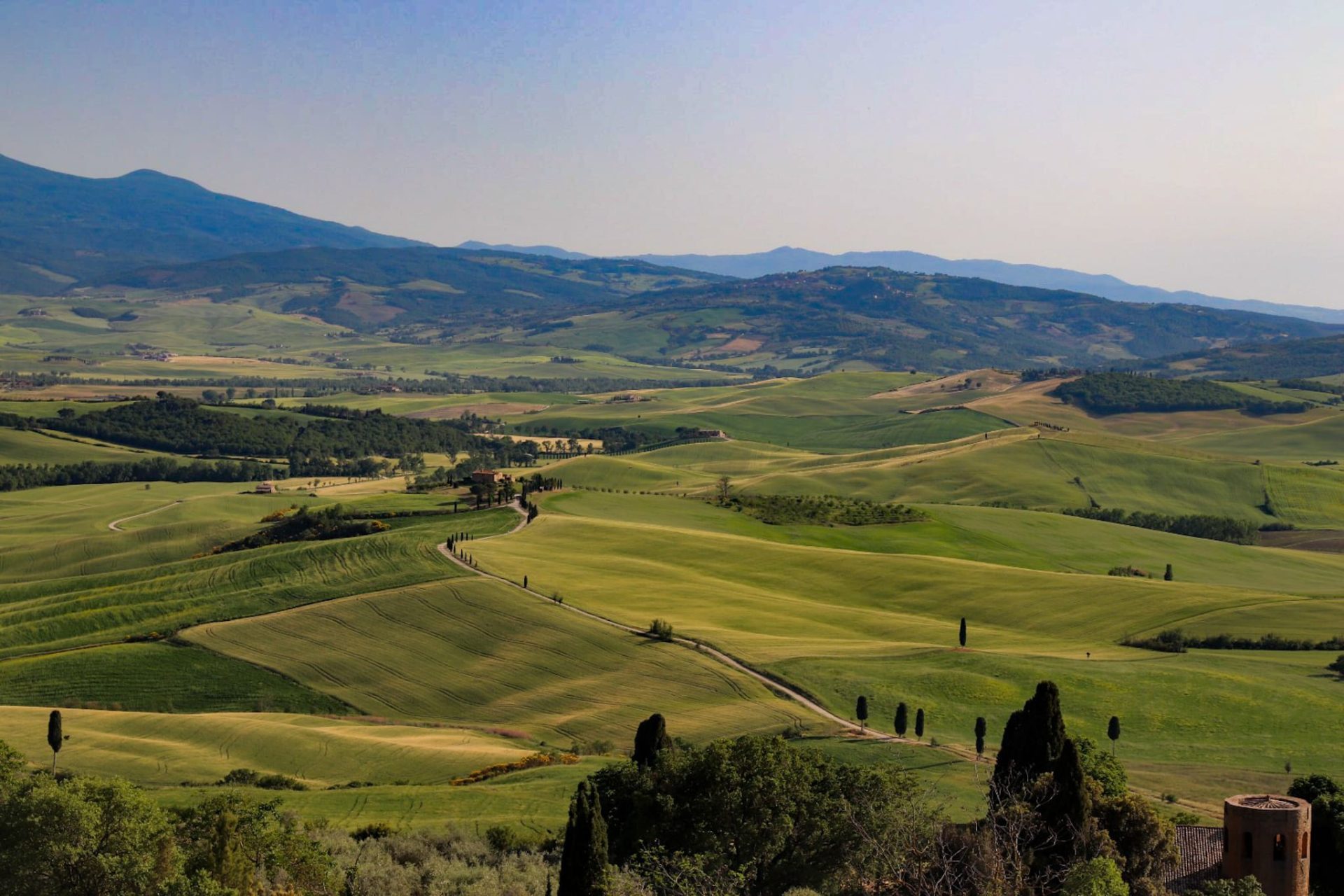 Clásico paisaje de la Toscana de suaves colinas verdes