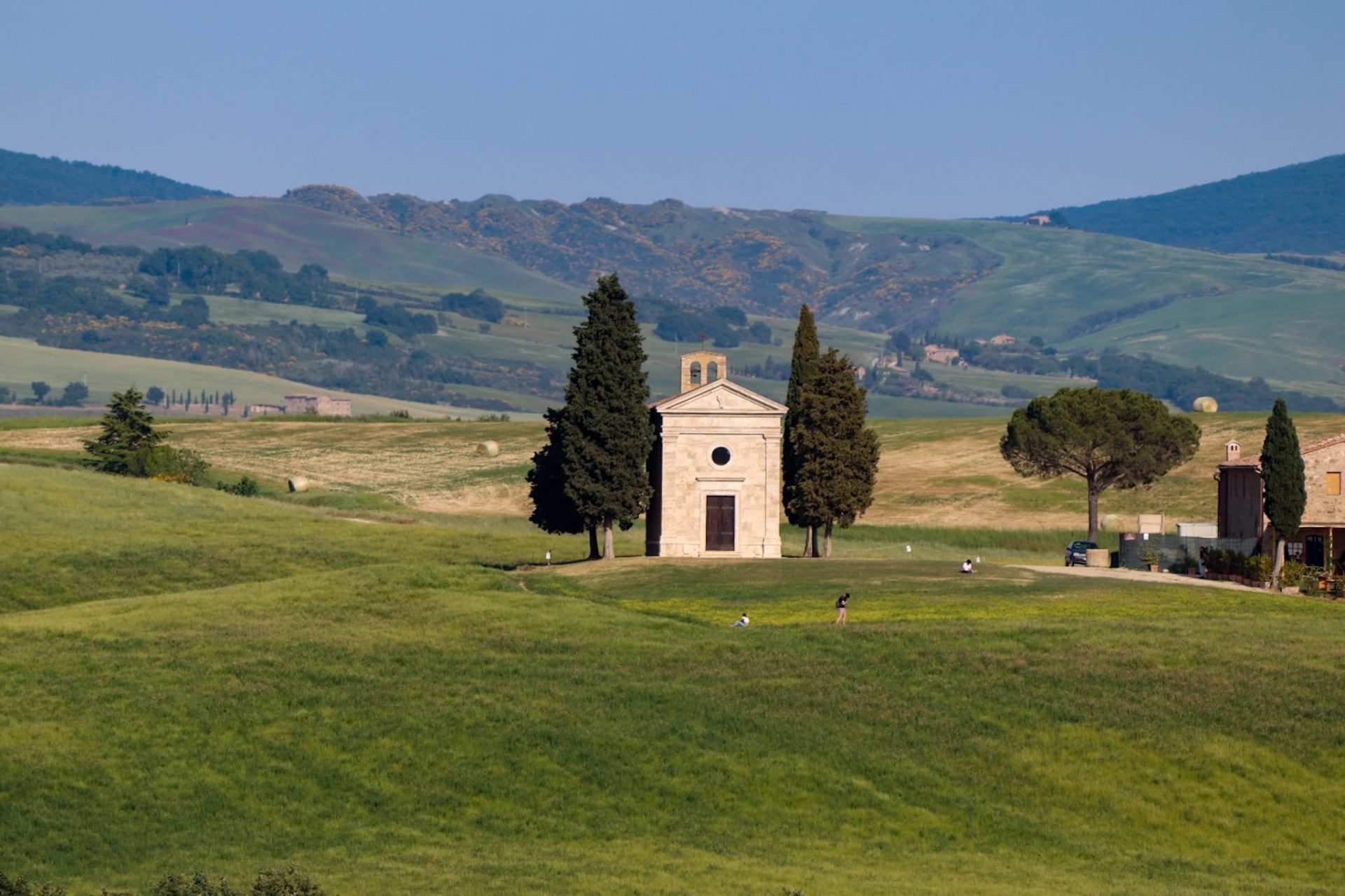Famosa capilla en clásico campo toscano junto a cipreses