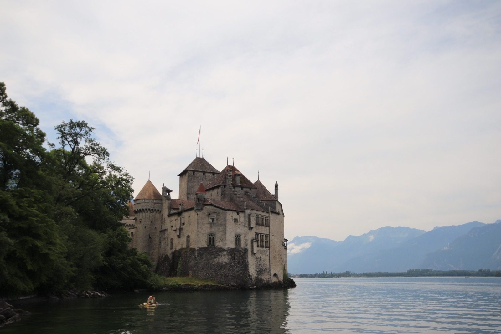 Castillo milenario junto al Lago Leman